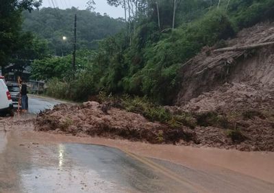 Limpeza &eacute; realizada parcialmente e conten&ccedil;&atilde;o ser&aacute; feita ap&oacute;s melhora das condi&ccedil;&otilde;es do terreno