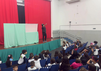 Apresenta&ccedil;&otilde;es de teatro de sombras nos per&iacute;odos da manh&atilde; e da tarde re&uacute;nem estudantes da rede municipal de ensino