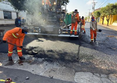 Trabalho de recupera&ccedil;&atilde;o asf&aacute;ltica atende motoristas, motociclistas, ciclistas e pedestres com foco na melhoria das ruas