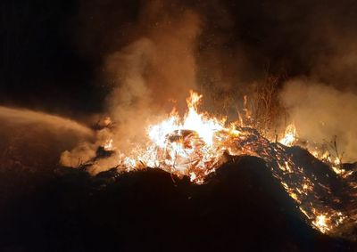Fogo foi contido pelas equipes de emerg&ecirc;ncia e o local segue sob monitoramento cont&iacute;nuo