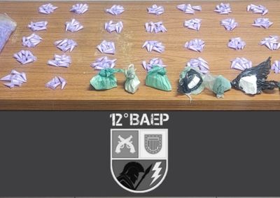Policiais do 12&ordm; BAEP apreenderam 294 microtubos de coca&iacute;na e inv&oacute;lucros de pasta base, totalizando 0,424 kg de entorpecente