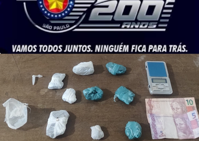 Durante patrulhamento, policiais localizaram por&ccedil;&otilde;es de maconha, coca&iacute;na e balan&ccedil;a de precis&atilde;o em resid&ecirc;ncia