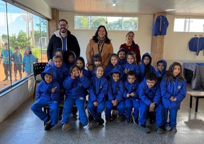 Os uniformes entregues incluem camisetas, t&ecirc;nis, crocks, meias, shorts para os meninos e shortsaia para as meninas