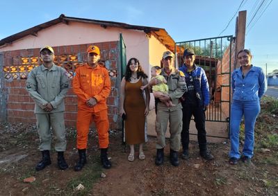 O militar bombeiro foi recebido pelos pais da crian&ccedil;a na Rua Projetada 3, no Bairro Santo Ant&ocirc;nio