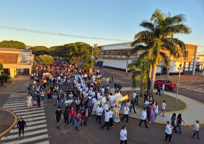 Entre crian&ccedil;as, jovens, adultos e idosos, o clima foi de uni&atilde;o e espiritualidade.