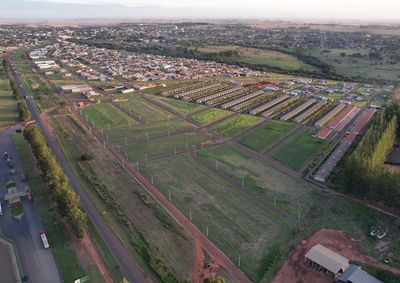 As casas s&atilde;o 100% financi&aacute;veis e as parcelas partem de R$ 599, facilitando o acesso das fam&iacute;lias caarapoenses &agrave; moradia pr&oacute;pria