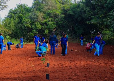 Os alunos visitaram a &aacute;rea destinada ao bosque e tamb&eacute;m conheceram as instala&ccedil;&otilde;es do Balne&aacute;rio Municipal