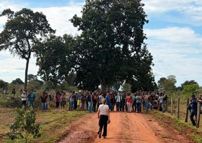 A estrada bloqueada &eacute; uma via vicinal que d&aacute; acesso &agrave; sede da aldeia Buriti