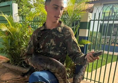 Com a cobra em m&atilde;os, os dois percorreram de motocicleta cerca de 1,5 quil&ocirc;metro at&eacute; a unidade da PMA