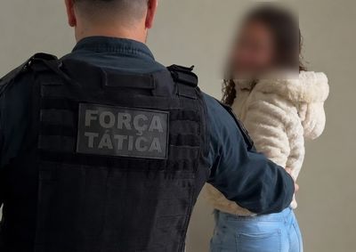 A jovem transportava quase 18 quilos de entorpecentes e estava acompanhada de uma adolescente de 16 anos