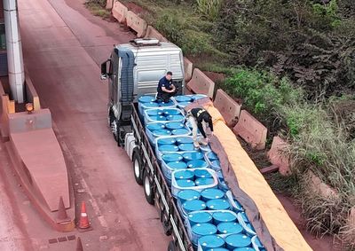 O produto e a carreta foram apreendidos e levados para a Pol&iacute;cia Federal junto com o motorista para as provid&ecirc;ncias cab&iacute;veis
