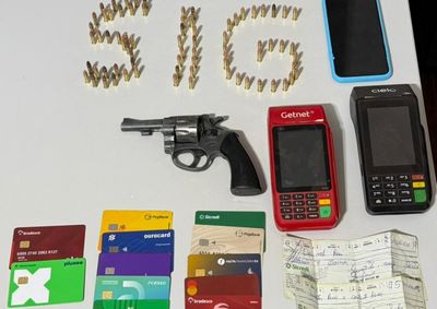 O suspeito C.M.X., de 23 anos, praticava fraudes envolvendo empr&eacute;stimos consignados e dentre outros