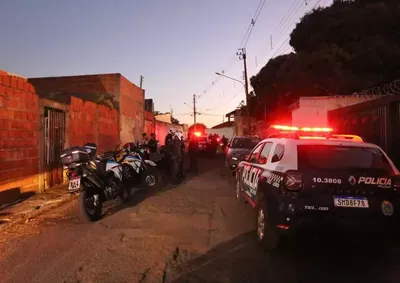 O adolescente foi encontrado ca&iacute;do pr&oacute;ximo &agrave; porta da sala.