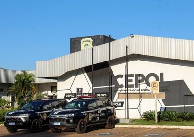 O suspeito apontou um rev&oacute;lver calibre .38 em dire&ccedil;&atilde;o aos policiais.