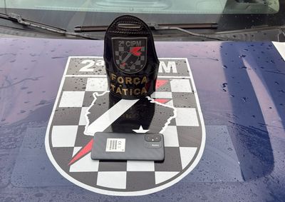 No local indicado, os militares encontraram o celular e tamb&eacute;m a jaqueta azul usada pelo suspeito durante o crime