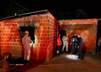 Estavam no c&ocirc;modo, o homem, de 42 anos, a mulher de 29 e os dois filhos dela, um menino de 7 anos e uma menina de 6 anos