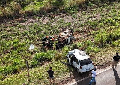Com o impacto da batida, um dos carros capotou e parou com as quatro rodas para cima em &aacute;rea de mata &agrave;s margens da rodovia