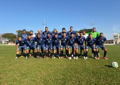O atleta Maksuelder Balbino, de cabe&ccedil;a, fez o gol da equipe de Caarap&oacute;