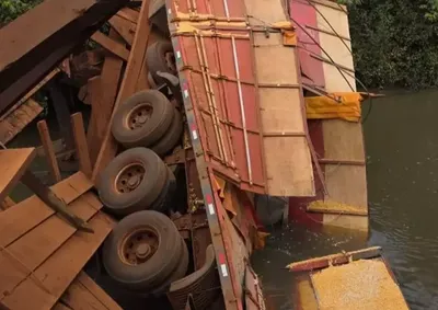 Com o comprometimento da estrutura, a passagem pelo local est&aacute; interditada