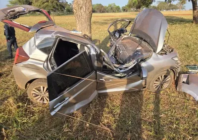 Com a for&ccedil;a do impacto, o ve&iacute;culo ficou completamente destru&iacute;do e chegou a partir ao meio