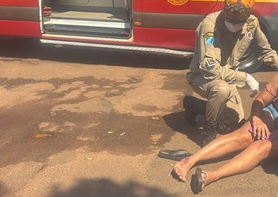 A condutora da moto el&eacute;trica estava com uma crian&ccedil;a de tr&ecirc;s anos