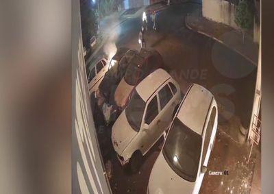 Um dos carros, um Volkswagen Gol branco estacionado na cal&ccedil;ada e &agrave; frente dos demais, foi atingido pelas chamas