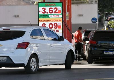 A queda tamb&eacute;m amplia a vantagem do etanol diante da gasolina