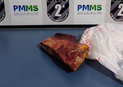 Os policiais localizaram e apreenderam a pedra que teria sido utilizada para atingir a v&iacute;tima.