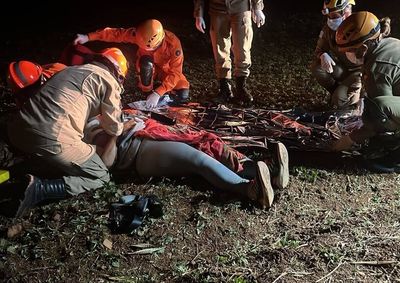 A v&iacute;tima foi arremessada parcialmente para fora do ve&iacute;culo e sofreu um ferimento grave na cabe&ccedil;a