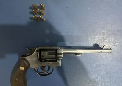 Durante a busca pessoal, o jovem informou aos policiais que estava armado devido a amea&ccedil;as que vinha sofrendo