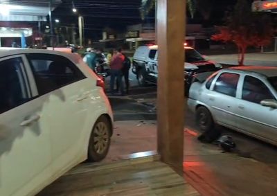 Com o impacto, a parte dianteira do autom&oacute;vel ficou bastante danificada
