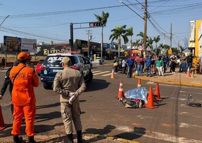 Caminh&atilde;o e bicicleta seguiam o mesmo sentido da via, quando o caminh&atilde;o fez uma convers&atilde;o e atingiu a v&iacute;tima