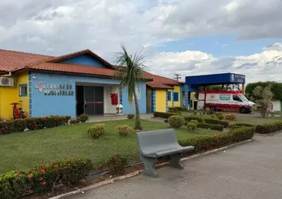 A crian&ccedil;a pegou o controle do port&atilde;o da resid&ecirc;ncia onde estava, abriu e saiu para a rua
