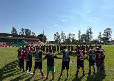 Dentro de campo a equipe Ra&ccedil;a Rubro Negra de Dourados venceu Caarap&oacute; pelo placar de 3 a 2