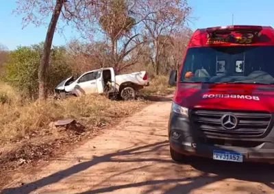 No local, o motorista da caminhonete, de 50 anos, foi encontrado consciente e orientado