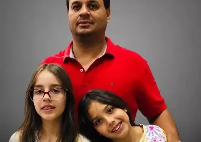 Um caix&atilde;o foi preparado para a cachorrinha, que ficar&aacute; na mesma sala onde ser&atilde;o velados pai e filhas