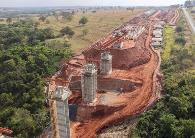 Depois do avan&ccedil;o da terraplanagem, iniciada neste ano, obras de maior porte come&ccedil;am a aparecer ao longo do percurso