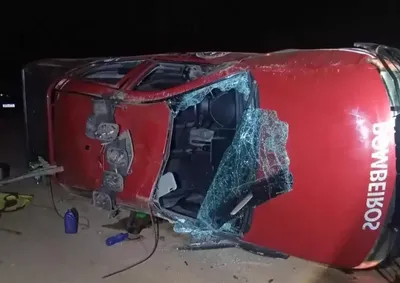 A viatura ficou destru&iacute;da, principalmente na parte do teto e do para-brisa