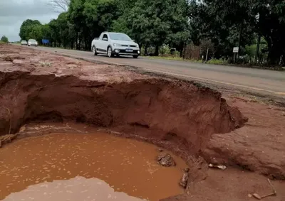 O terreno est&aacute; encharcado e pode ceder ainda mais, ampliando os riscos para quem trafega pelo trecho