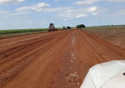 O trabalho de patrolamento contribui para o nivelamento da estrada e a corre&ccedil;&atilde;o de irregularidades