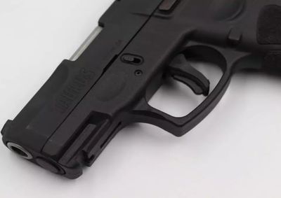 A pistola foi apreendida e o preso encaminhado &agrave; Depac (Delegacia de Pronto Atendimento Comunit&aacute;rio) 