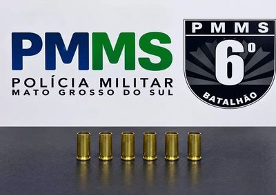 A dupla chamou a v&iacute;tima pelo port&atilde;o, esperou que ela se aproximasse e fez v&aacute;rios disparos antes de fugir