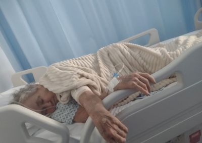 Ap&oacute;s idas e vindas e mesmo com laudo m&eacute;dico, idosa continua sem exames e vaga hospitalar