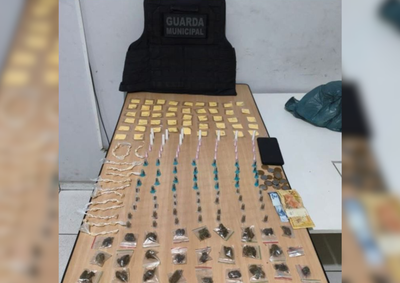Homem correu para &aacute;rea de mata ao perceber aproxima&ccedil;&atilde;o da viatura e deixou para tr&aacute;s drogas, celular e dinheiro trocado.