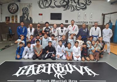 Mestre americano visitou o Projeto Cabre&uacute;va MMA, elogiou o trabalho com as crian&ccedil;as e destacou a for&ccedil;a das artes marciais na forma&ccedil;&atilde;o dos alunos