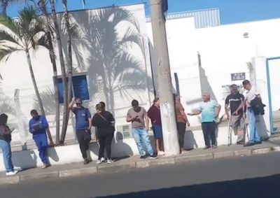 Imagem enviada &agrave; reda&ccedil;&atilde;o nesta segunda-feira (1&ordm;) mostra dezenas de pessoas aguardando atendimento; reclama&ccedil;&otilde;es sobre cobran&ccedil;as consideradas acima do norma