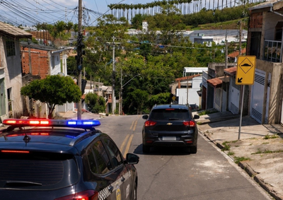Motorista desobedeceu ordem de parada, fugiu em alta velocidade e dispensou uma sacola com drogas durante a persegui&ccedil;&atilde;o