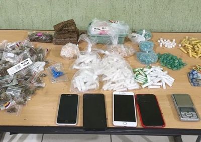 Policiais sentiram o forte odor, entraram no im&oacute;vel e encontraram quatro pessoas, drogas, dinheiro e materiais para embalagem