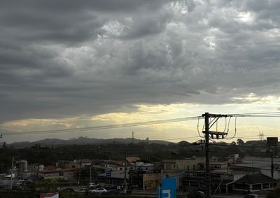 Defesa Civil alerta para ventos fortes entre quarta (29) e quinta-feira (30), com risco de queda de &aacute;rvores, destelhamentos e falta de energia