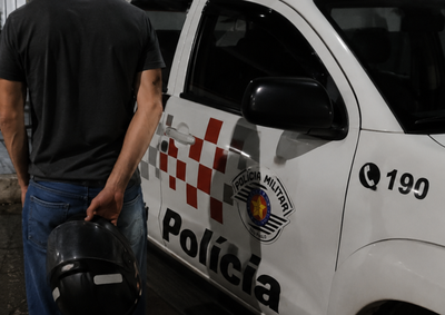 Caso aconteceu na noite de domingo, 26; v&iacute;tima de cinco meses de gesta&ccedil;&atilde;o levou um soco, foi atingida com capacete e empurrada ao ch&atilde;o.